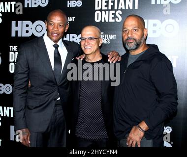 Dr Dre, Jimmy Iovine et Allen Hughes participant à la première « The Defiant One » à New York, au Time Warner Center de New York, aux États-Unis Banque D'Images