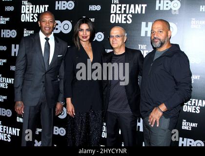 Dr Dre, Priyanka Chopra, Jimmy Iovine et Allen Hughes participant à la première « The Defiant One » à New York, au Time Warner Center de New York, aux États-Unis Banque D'Images