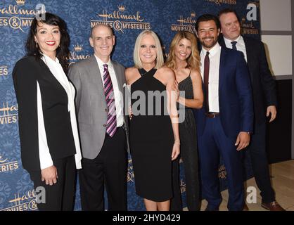 Sarah Strange, Bill Abbott, Michelle Vicaire, Lori Loughlin, Steve Bacic et Kevin O'Grady arrivent pour la première « garage sale Mystères » des films de Hallmark qui s'est tenue au Paley Center for Media à Beverly Hills, Los Angeles Banque D'Images