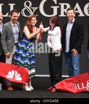 Eric McCormack, Debra Messing, Megan Mullally et Sean Hayes arrivent à la cérémonie de découpe du ruban « Will & Grace » qui s'est tenue aux Universal Studios de Los Angeles Banque D'Images