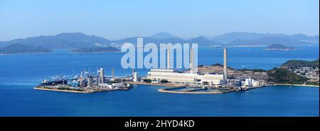 Vue ( depuis le mont Stenhouse ) de la centrale électrique HK sur l'île de Lamma, Hong Kong. Banque D'Images