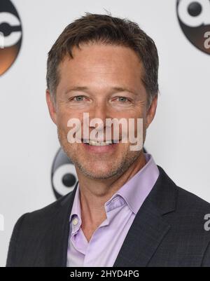 George Newbern arrive pour le circuit de presse d'été Disney ABC TCA qui s'est tenu à l'hôtel Beverly Hilton, Beverly Hills, Los Angeles Banque D'Images