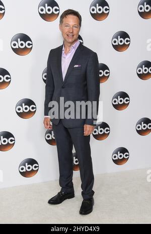 George Newbern arrive pour le circuit de presse d'été Disney ABC TCA qui s'est tenu à l'hôtel Beverly Hilton, Beverly Hills, Los Angeles Banque D'Images