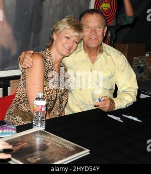 6 septembre 2011 Hollywood, ca. Glen Campbell et la fille Debbie Campbell Glen Campbell 'Ghost on the Canvas' CD signé à Amoeba Music Banque D'Images