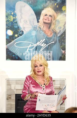 Dolly Parton a annoncé la sortie de 'I Believe in You', son premier album écrit et enregistré pour les enfants lors de sa conférence de presse aujourd'hui devant les représentants des médias et leurs enfants Banque D'Images