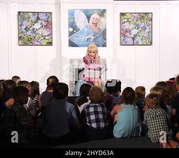 Dolly Parton a annoncé la sortie de 'I Believe in You', son premier album écrit et enregistré pour les enfants lors de sa conférence de presse aujourd'hui devant les représentants des médias et leurs enfants Banque D'Images