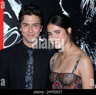 NAT Wolff et Margaret Qualley participant à la première « Note de mort » qui s'est tenue à AMC Loews Lincoln Square à New York, États-Unis Banque D'Images