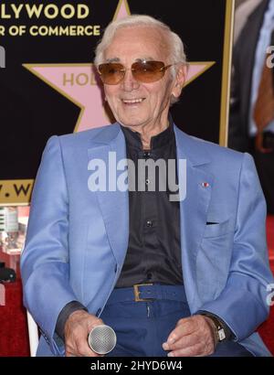 Charles Aznavour en tant que Charles Aznavour est honoré d'une étoile sur le Hollywood Walk of Fame Banque D'Images