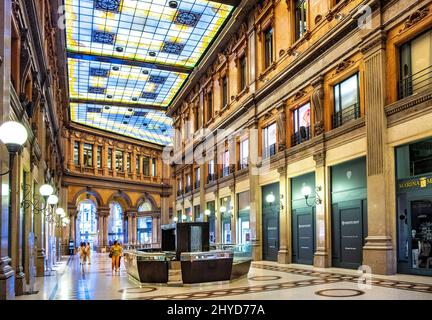 Rome, Italie - 25 mai 2018 : salle intérieure de la galerie marchande Galleria Alberto Sordi, connue sous le nom de Galleria Colonna, sur la place Piazza Colonna Banque D'Images