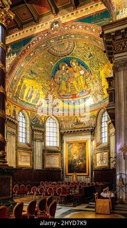 Nef principale et presbytère de la basilique papale de Sainte Marie majeure, Basilique de Santa Maria Maggiore, dans le centre historique de Rome Banque D'Images