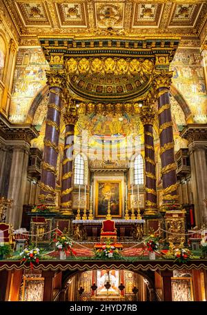 Nef principale et presbytère de la basilique papale de Sainte Marie majeure, Basilique de Santa Maria Maggiore, dans le centre historique de Rome Banque D'Images