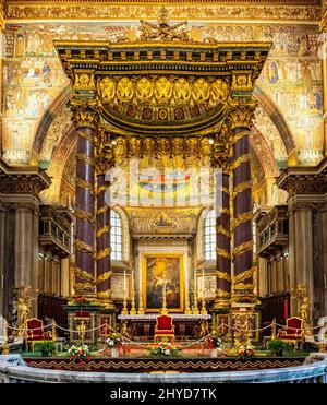Nef principale et presbytère de la basilique papale de Sainte Marie majeure, Basilique de Santa Maria Maggiore, dans le centre historique de Rome Banque D'Images