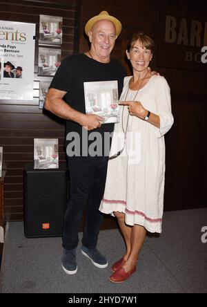 Corbin Bernsen et Amanda pays signent leur nouveau livre 'Open House' qui s'est tenu à Barnes and Noble au Grove Banque D'Images