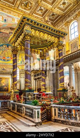 Nef principale et presbytère de la basilique papale de Sainte Marie majeure, Basilique de Santa Maria Maggiore, dans le centre historique de Rome Banque D'Images