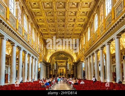 Rome, Italie - 27 mai 2018 : nef et presbytère principal de la basilique papale de Saint Mary Major, Basilique de Santa Maria Maggiore, dans le centre historique de la ville Banque D'Images