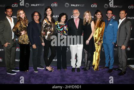 Rafael de la Fuente, Elizabeth Gillies, Brad Silberling, Sallie Patrick, Esther Shapiro, Richard Shapiro, Stephanie Savage, Josh Schwartz et Grant Show participant à la distribution « Synasty » et « Valor » lors des prévisualisations de la télévision d'automne 11th du PaleyFest à Los Angeles Banque D'Images