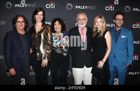 Brad Silberling, Sallie Patrick, Esther Shapiro, Richard Shapiro, Stephanie Savage et Josh Schwartz assistent à la diffusion « Synasty » et « Valor » lors des prévisualisations annuelles de la télévision d'automne 11th de PaleyFest à Los Angeles Banque D'Images