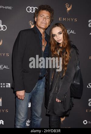 Steven Bauer et Lyda Loudon assistent à la réception des artistes interprètes nominés aux Emmy Awards 69th, qui s'est tenue au Wallis Annenberg Centre for Performing Arts Banque D'Images