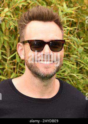 Joel McHale en arrivant pour la première mondiale « The Lego Ninjago Movie » qui s'est tenue au Regency Village Theatre, Westwood, Californie, le 16 septembre 2017 Banque D'Images