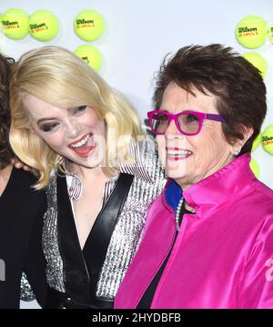 Emma Stone et Billie Jean King arrivent pour la première de la « bataille des sexes » de Los Angeles qui s'est tenue au Regency Village Theatre, Los Angeles Banque D'Images