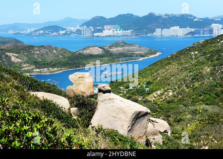Une vue sur la baie de Pichic ( Sok KWU WAN ), le chenal East Lamma et l'île de Hong Kong ( côté sud ) depuis le sommet du mont Stenhouse sur l'île de Lamma. Banque D'Images