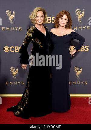 Jessica Lange et Susan Sarandon assistent aux Emmy Awards 69th qui se tiennent au Microsoft Theatre L.A. En direct Banque D'Images