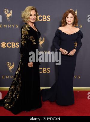 Jessica Lange et Susan Sarandon assistent aux Emmy Awards 69th qui se tiennent au Microsoft Theatre L.A. En direct Banque D'Images