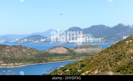 Une vue sur la baie de Pichic ( Sok KWU WAN ), le chenal East Lamma et l'île de Hong Kong ( côté sud ) depuis le sommet du mont Stenhouse sur l'île de Lamma. Banque D'Images