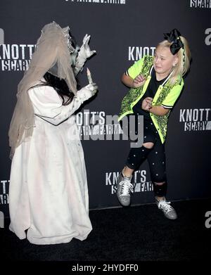 Jojo Siwa assistant à Knott's Scary Farm et Instagram's Celebrity Night à Knott's Berry Farm Banque D'Images