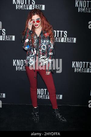 Bella Thorne assistant à Knott's Scary Farm et Instagram's Celebrity Night à Knott's Berry Farm Banque D'Images