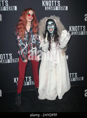 Bella Thorne assistant à Knott's Scary Farm et Instagram's Celebrity Night à Knott's Berry Farm Banque D'Images