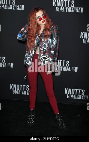 Bella Thorne assistant à Knott's Scary Farm et Instagram's Celebrity Night à Knott's Berry Farm Banque D'Images