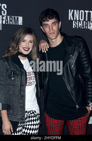 Shenae Grimes et Josh Beech assistent à la Knott's Scary Farm et à la soirée des célébrités d'Instagram qui se tient à Knott's Berry Farm Banque D'Images