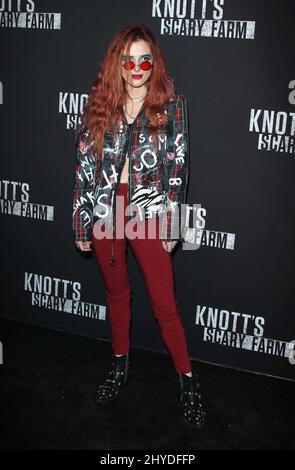 Bella Thorne assistant à Knott's Scary Farm et Instagram's Celebrity Night à Knott's Berry Farm Banque D'Images