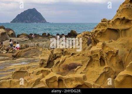 Les gens qui se trouvent dans l'étrange terrain rocheux et les formations rocheuses du Heping Island Park (également connu sous le nom de Peace Island Park) à Keelung, Taïwan. Banque D'Images
