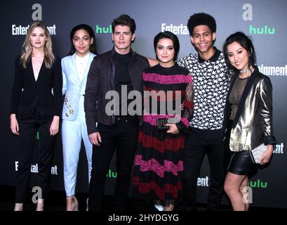 Virginia Gardner, Allegra Acosta, Gregg Sulkin, Ariela Barer, Rhenzy Feliz & Lyrica Okano participant à la Hulu/Entertainment Weekly New York Comic con After Party tenue au Lobster Club à New York, États-Unis Banque D'Images