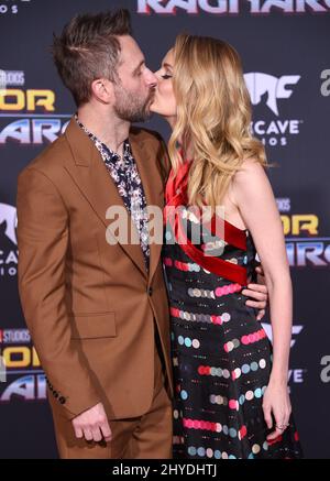 Chris Hardwick et Lydia Hearst assistent à la première mondiale de Marvel, « Thor: Ragnarok », au théâtre El Capitan Banque D'Images