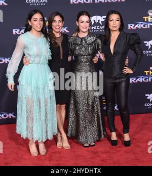 Chloe Bennett, Natalia Cordova-Buckley, Elizabeth Henstridge et assister à la première mondiale de Marvel, Thor: Ragnarok, au théâtre El Capitan Banque D'Images