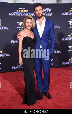 Chris Hemsworth et Elsa Pataky assistent à la première mondiale « Thor: Ragnarok » de Marvel qui s'est tenue au théâtre El Capitan Banque D'Images