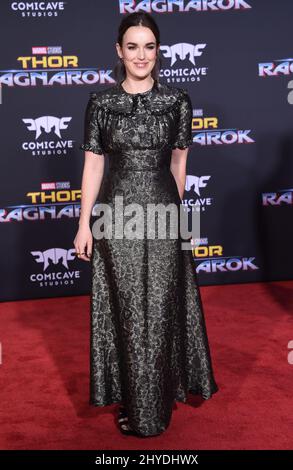 Elizabeth Henstridge assistant à la première mondiale de Marvel, « Thor: Ragnarok », au théâtre El Capitan Banque D'Images