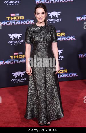 Elizabeth Henstridge assistant à la première mondiale de Marvel, « Thor: Ragnarok », au théâtre El Capitan Banque D'Images
