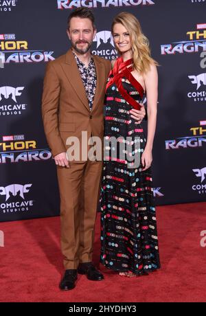 Chris Hardwick et Lydia Hearst assistent à la première mondiale de Marvel, « Thor: Ragnarok », au théâtre El Capitan Banque D'Images