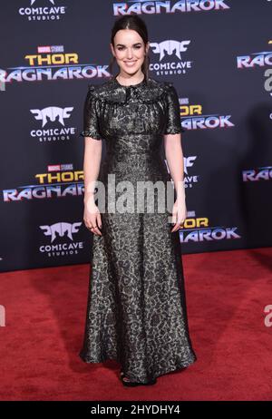 Elizabeth Henstridge assistant à la première mondiale de Marvel, « Thor: Ragnarok », au théâtre El Capitan Banque D'Images