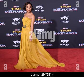 Tessa Thompson assistant à la première mondiale « Thor: Ragnarok » de Marvel, qui s'est tenue au théâtre El Capitan Banque D'Images