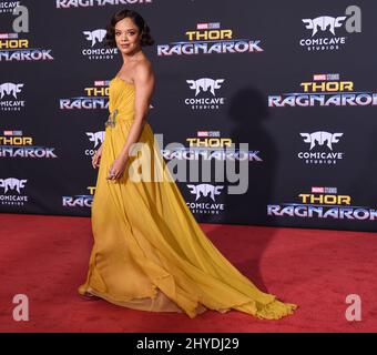 Tessa Thompson assistant à la première mondiale « Thor: Ragnarok » de Marvel, qui s'est tenue au théâtre El Capitan Banque D'Images