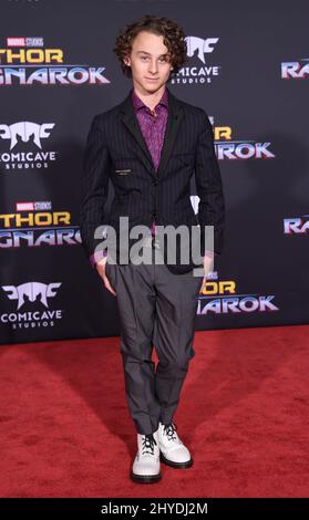 Wyatt Oleff assistant à la première mondiale de Marvel, « Thor: Ragnarok », au théâtre El Capitan Banque D'Images