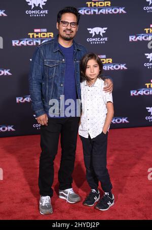 Michael Pena et Roman Pena assistant à la première mondiale de Marvel, Thor: Ragnarok, au théâtre El Capitan Banque D'Images