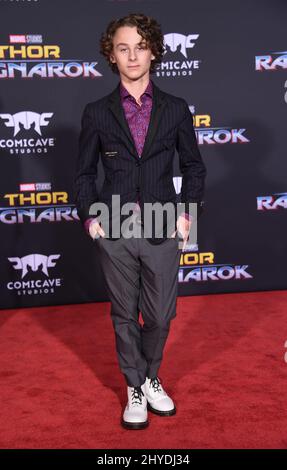 Wyatt Oleff assistant à la première mondiale de Marvel, « Thor: Ragnarok », au théâtre El Capitan Banque D'Images