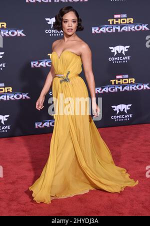 Tessa Thompson assistant à la première mondiale « Thor: Ragnarok » de Marvel, qui s'est tenue au théâtre El Capitan Banque D'Images