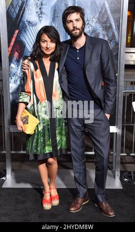 Jim Sturgess et Dina Mousawi assistent à la première mondiale « Geostorm » qui s'est tenue au cinéma IMAX chinois TCL à Los Angeles, aux États-Unis Banque D'Images